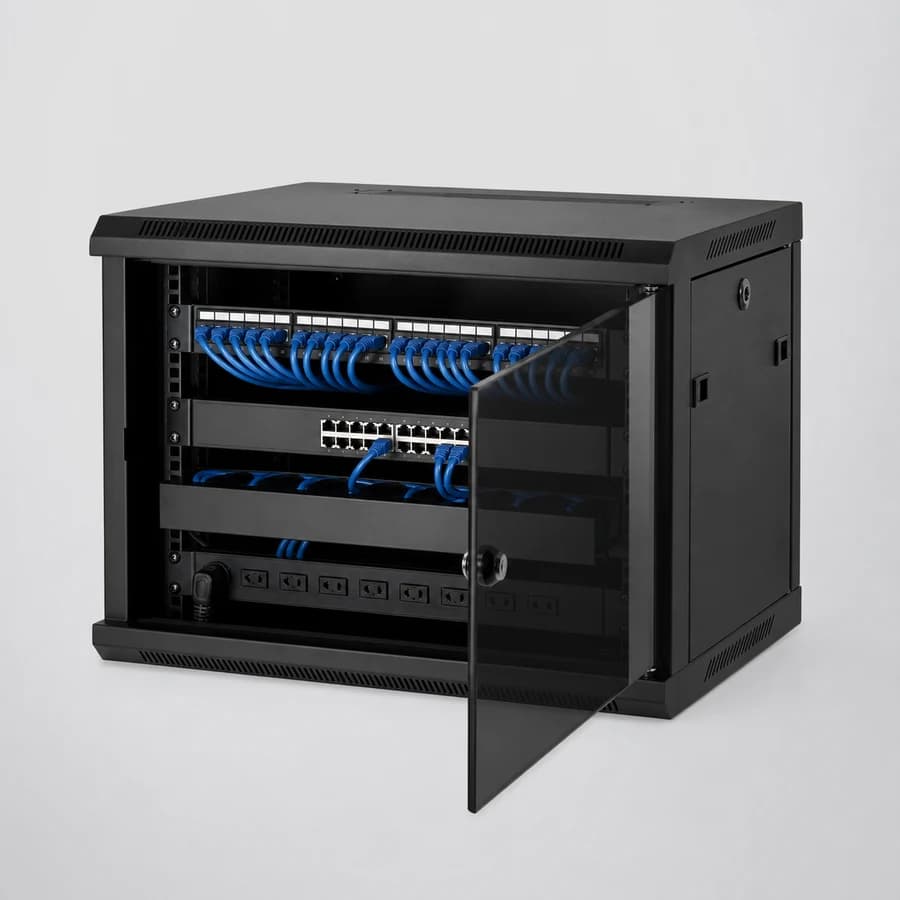 Rack de parede genérico com switch, patch panel e cabeamento organizado
